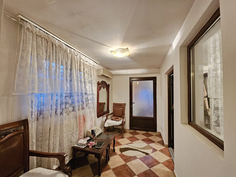 Laminorului, casa de vanzare, parter + pod, 124 mp, curte, parcare.