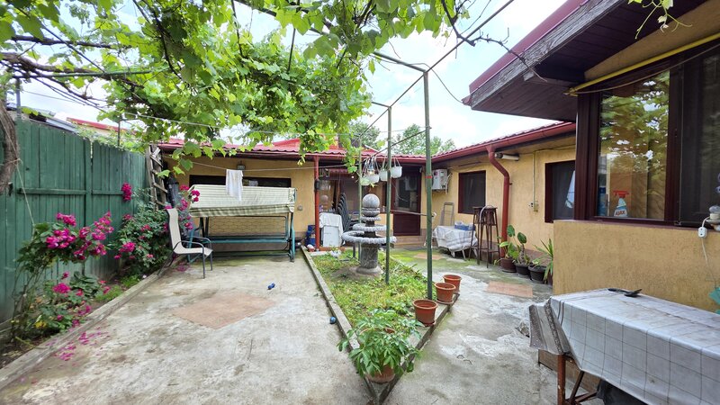 Laminorului, casa de vanzare, parter + pod, 124 mp, curte, parcare.