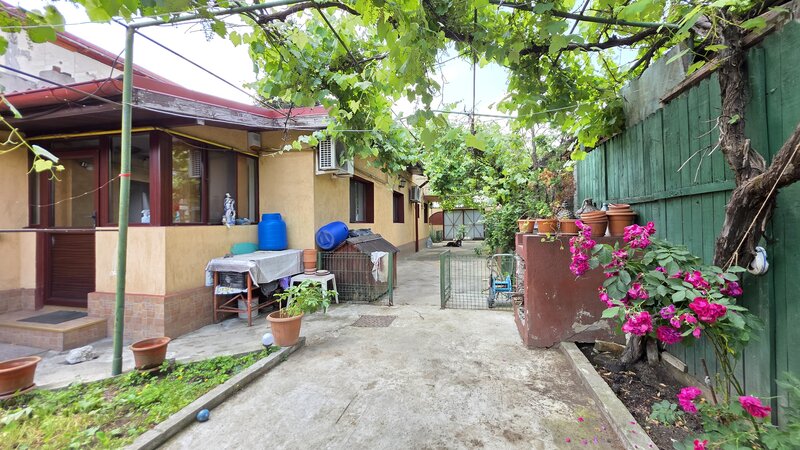 Laminorului, casa de vanzare, parter + pod, 124 mp, curte, parcare.