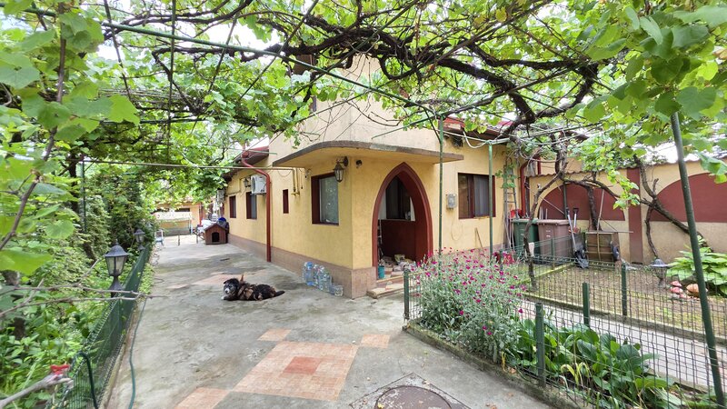 Laminorului, casa de vanzare, parter + pod, 124 mp, curte, parcare.